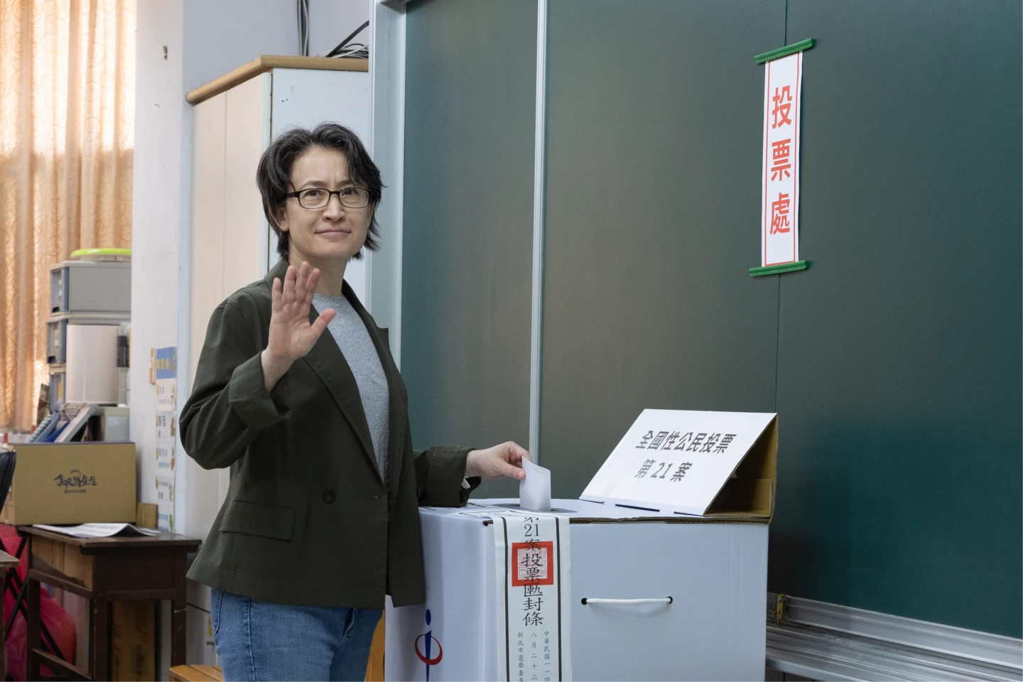 蕭美琴投下公投票。台北市攝影記者聯誼會提供