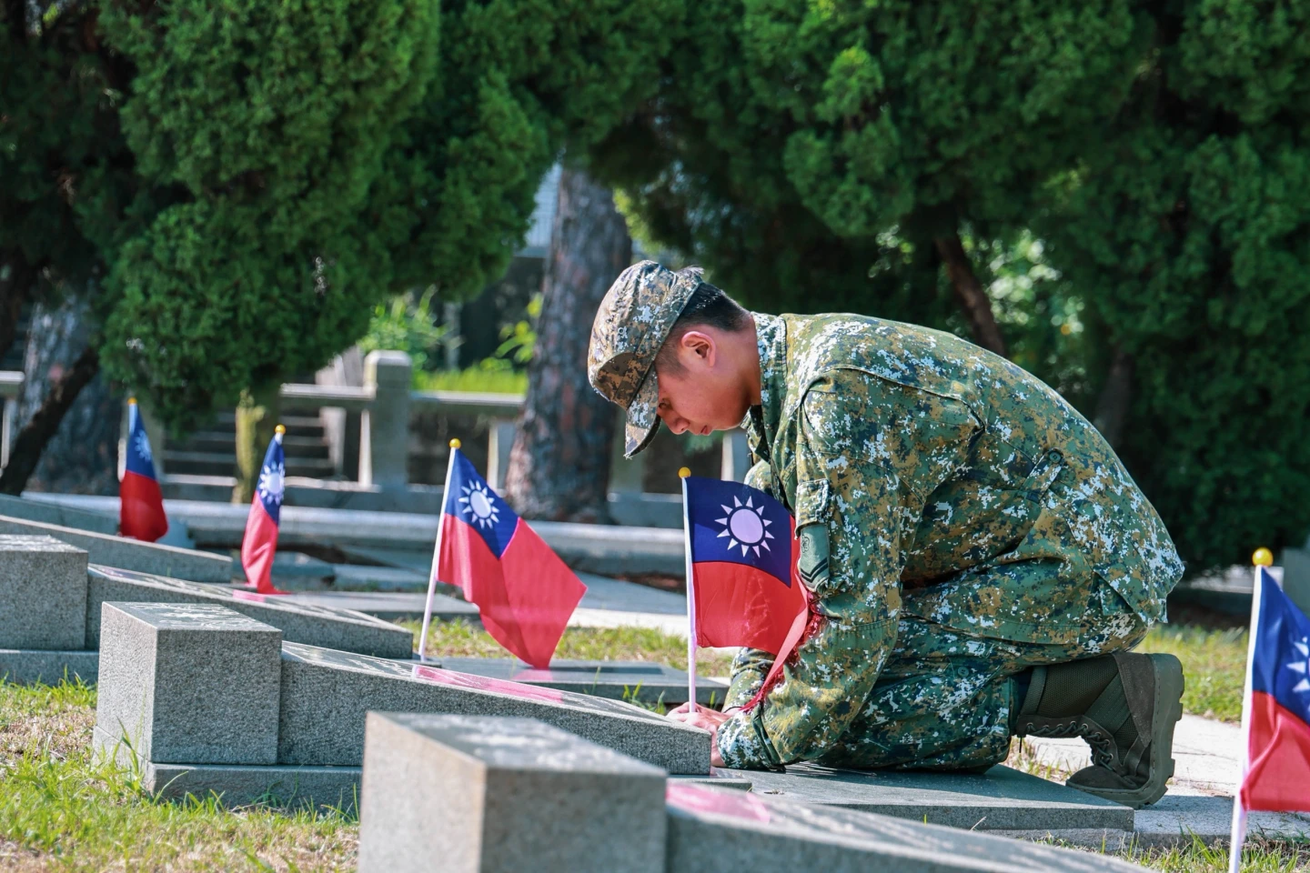 金防部官兵向先烈獻花,對參戰烈士表達敬意。陸軍提供