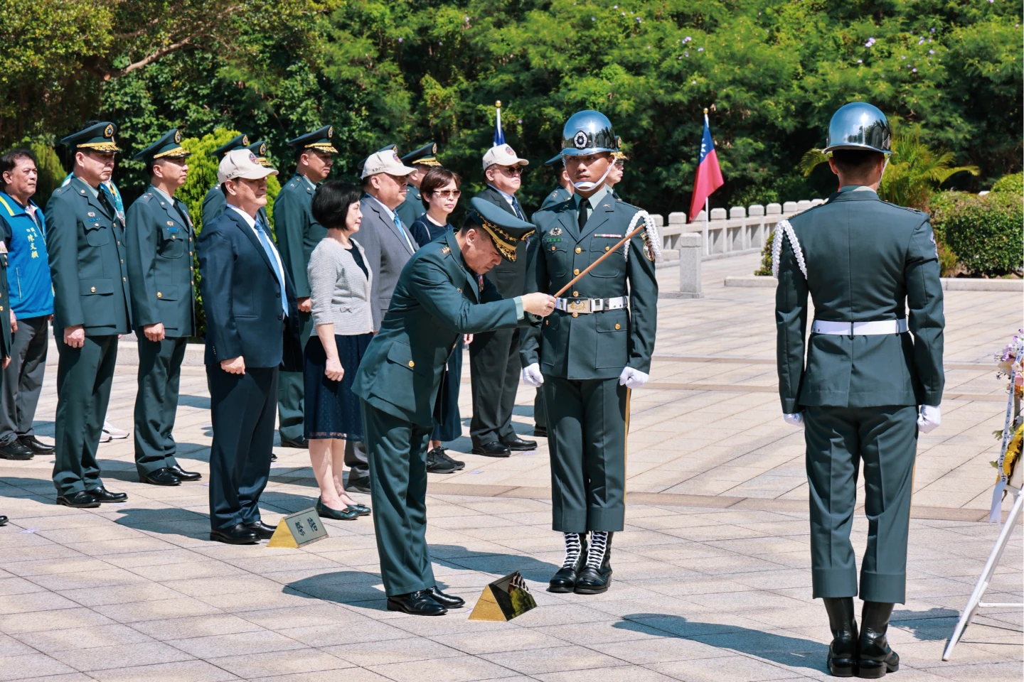 陸軍司令呂坤修率軍民代表向陣亡將士致意。陸軍提供