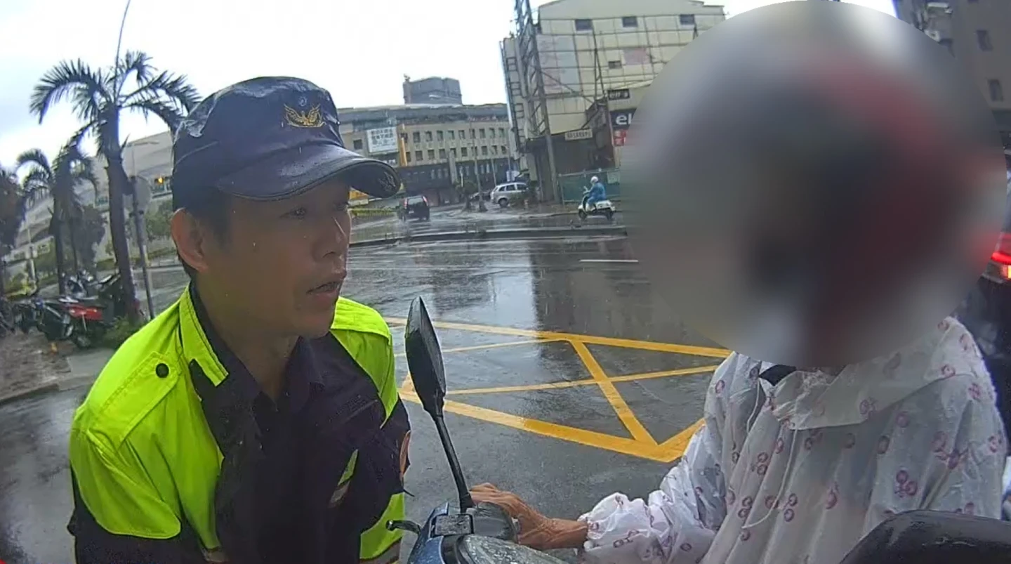 警員站在雨中苦心勸說意志堅定的林姓婦人。警方提供