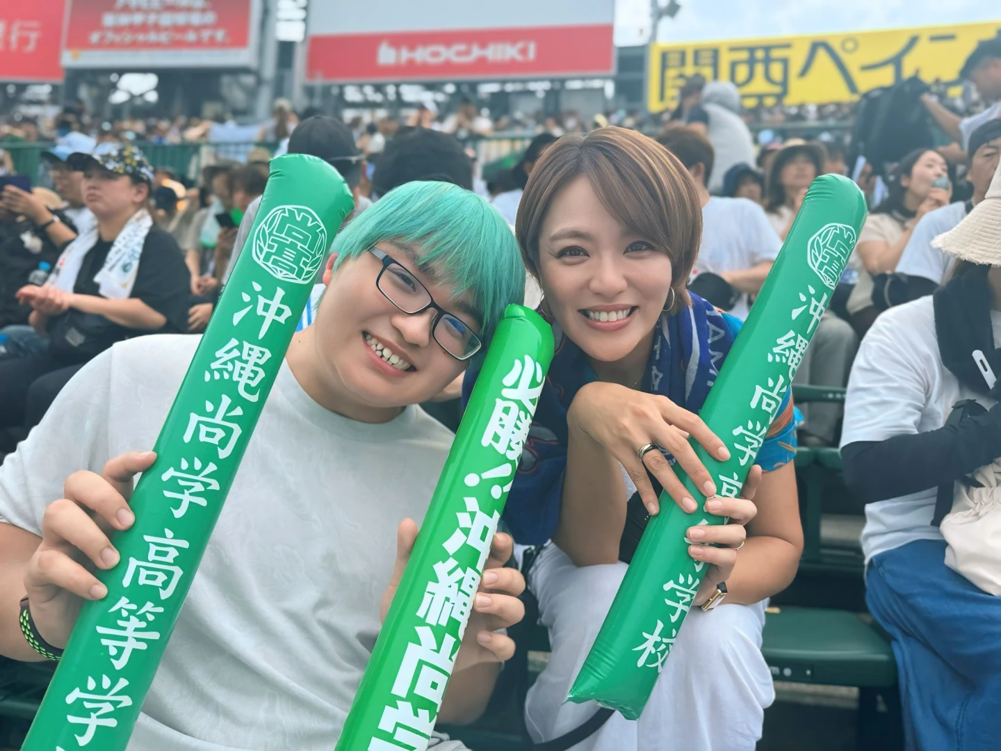 現職為日本國會參議員的今井繪理子(右),23日跟兒子親赴大阪甲子園球場為沖繩尚學加油。取自X@Imai_Eriko0922