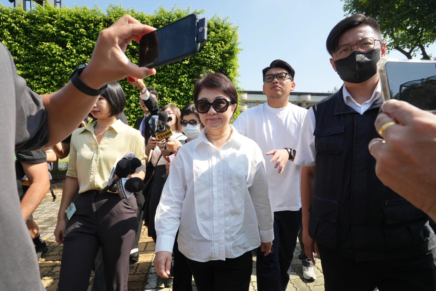 盧秀燕投票後針對媒體提問微笑不答。林林攝