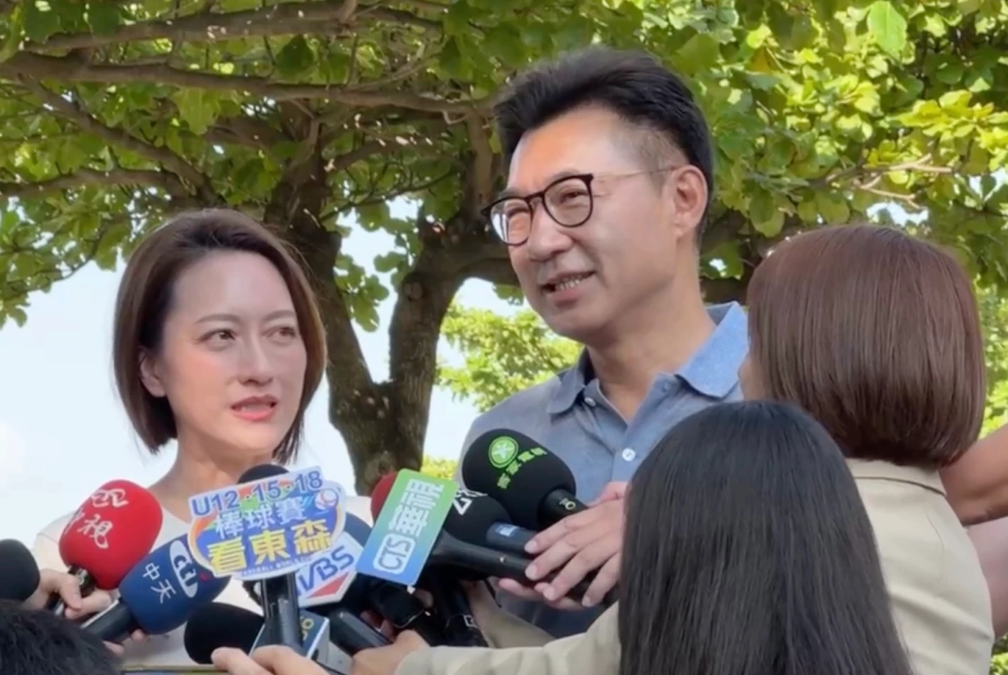 立法院副院長江啟臣上午8點多與妻子劉姿伶現身豐村國小投票。民眾提供