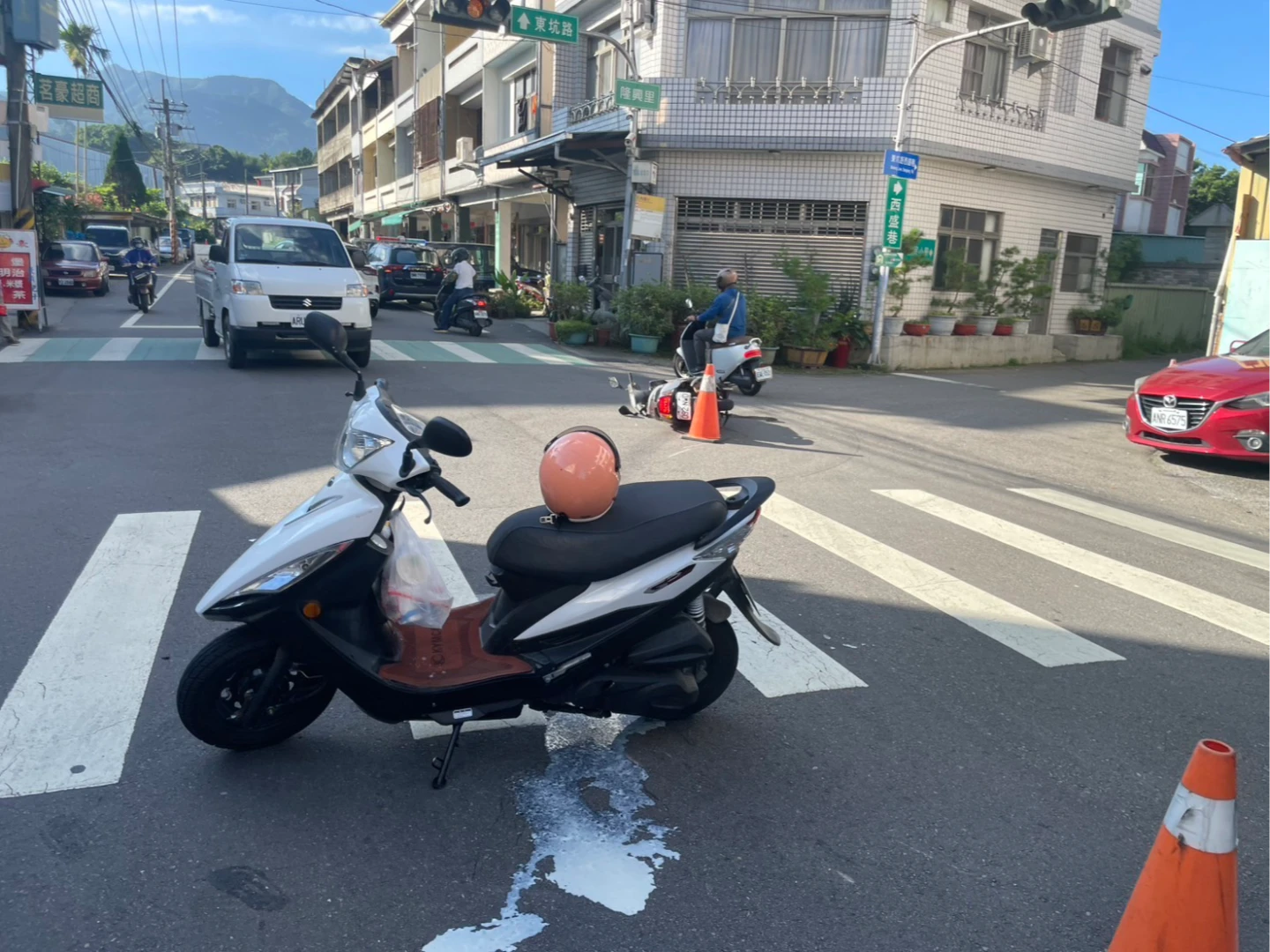 東勢區一名盧姓選務人員,上午前往透開票所途中發生車禍事故,所幸送醫無大礙,選務單位緊急調派人員遞補。民眾提供