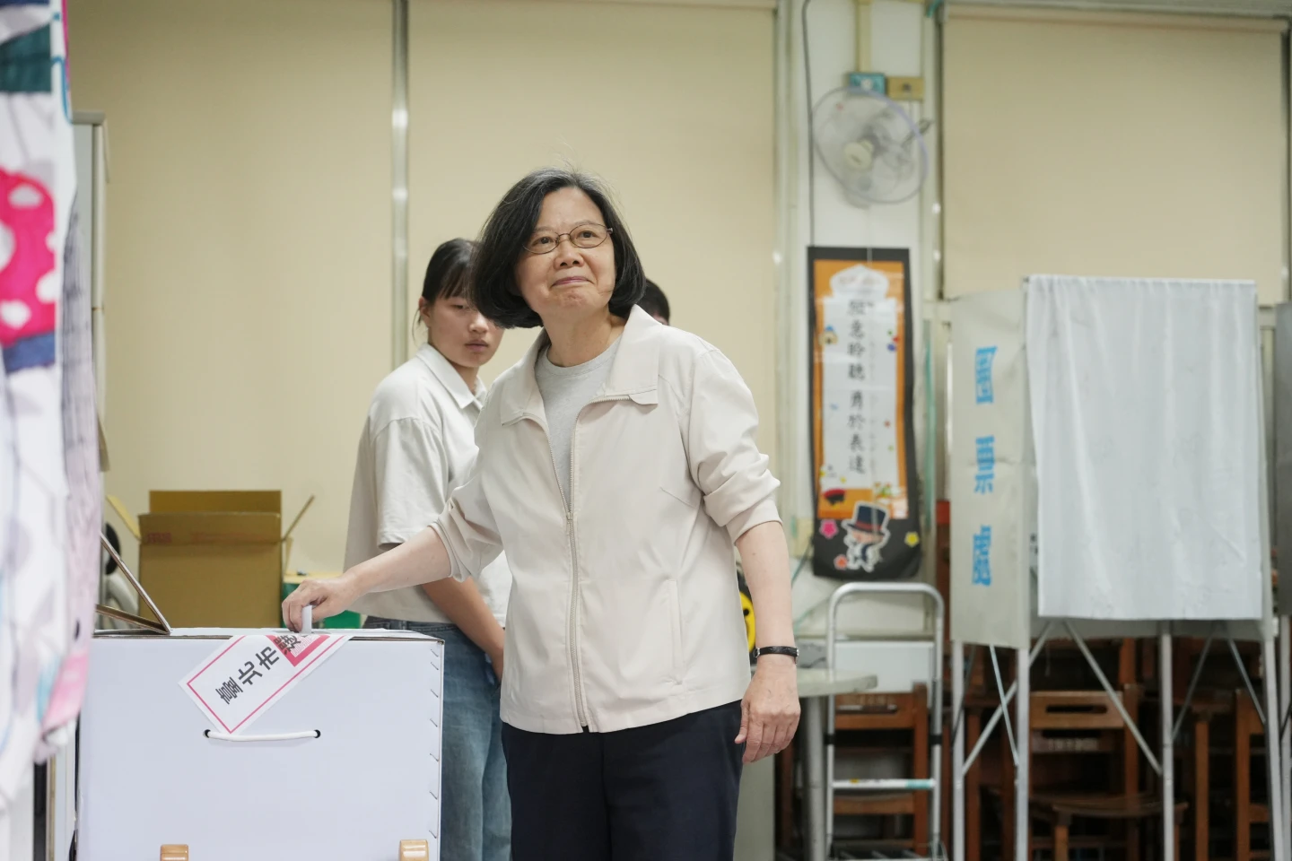 蔡英文炫風式完成投票,5分鐘內就離開投票所。陳卓邦攝