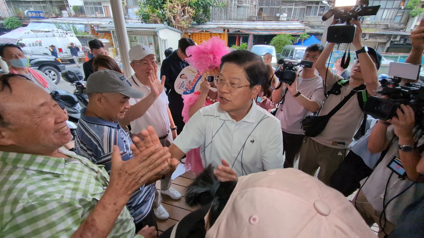 國民黨立委羅明才反罷成功,在新店服務處接受選民喝采。林志青攝