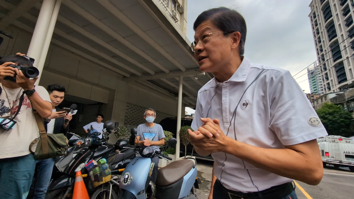 羅明才傍晚5時來到新店服務處關心開票狀況。林志青攝