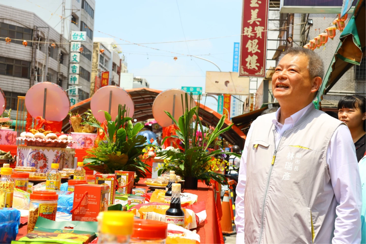 嘉義副市長林瑞彥邀請來城隍廟見證獨特的信仰文化。市府提供