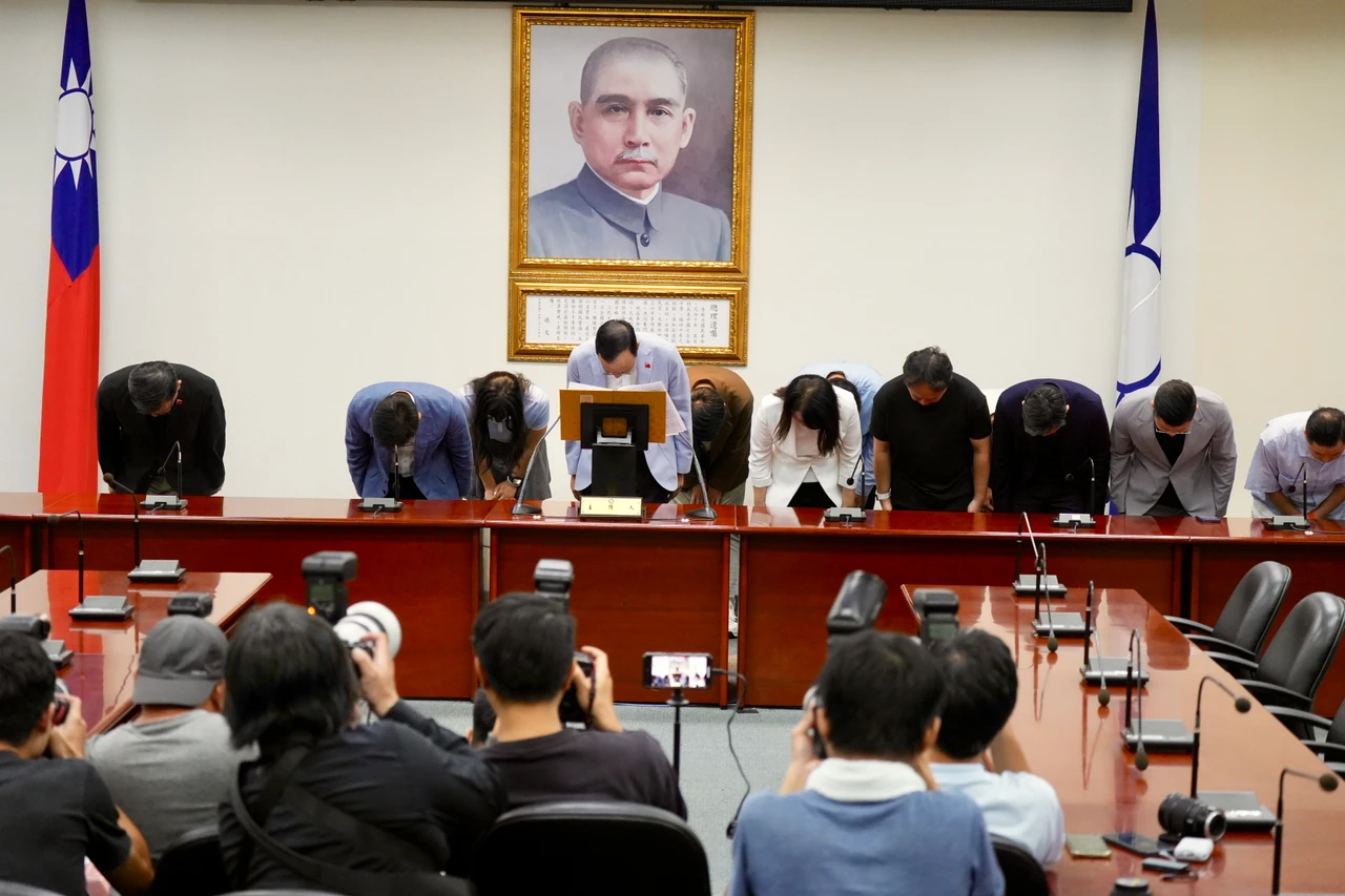 朱立倫率領黨公職向全國人民一鞠躬。梁建裕攝