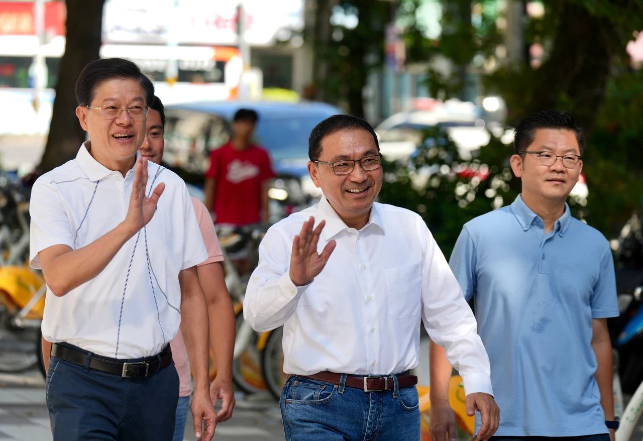 新北市長侯友宜今天上午陪同立委羅明才投票。梁建裕攝