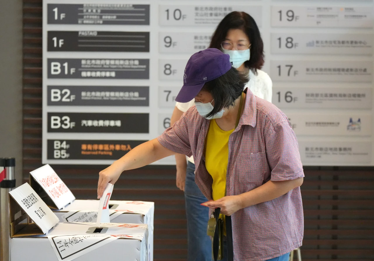 昨日民眾將票券投入票匭。資料照,梁建裕攝