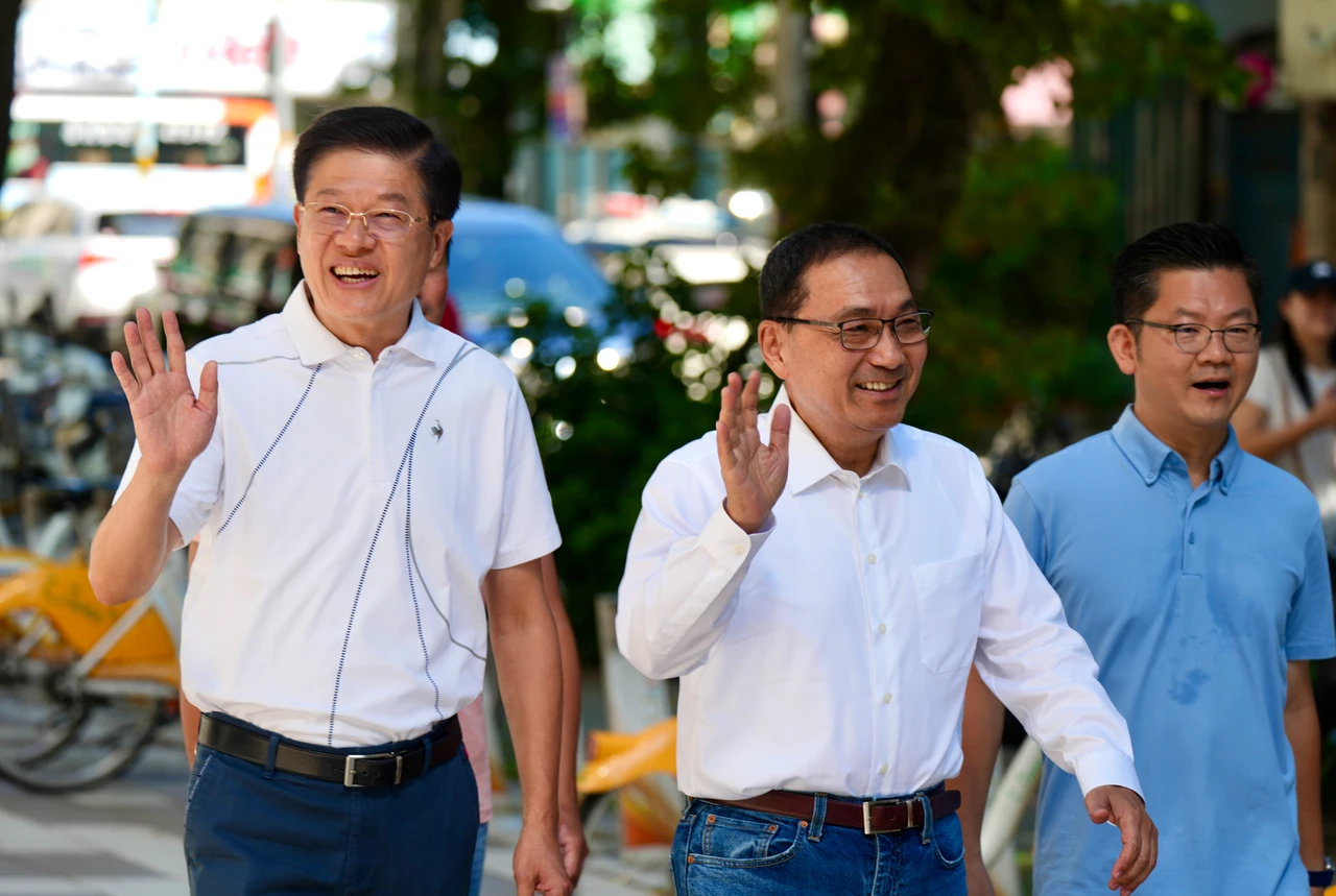 31藍委挺過,不同意罷免票通通多於同意票,圖為新北市長侯友宜823陪同藍委羅明才投票。資料照。梁建裕攝