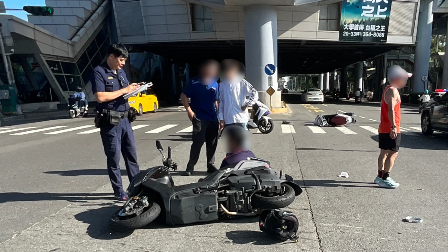 警方獲報後到場測繪車禍現場。民眾提供