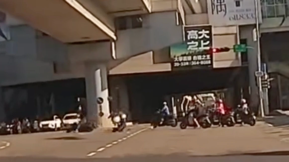 陳姓男子緊急煞車後連人帶車往前空翻,撞到從待轉區綠燈直行的吳姓騎士。取自Threads@jan._.1314