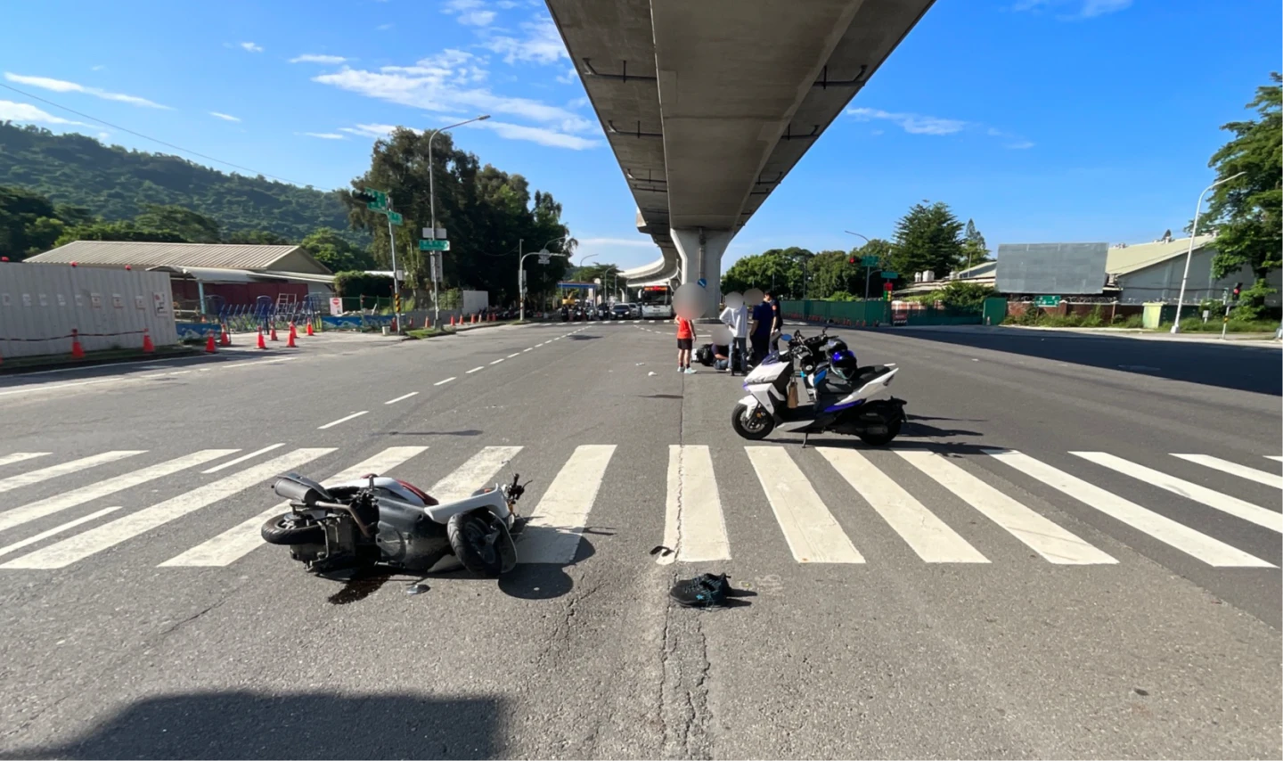 陳姓男子緊急煞車時只拉前煞,當場連人帶車往前空翻,撞到吳姓騎士。民眾提供