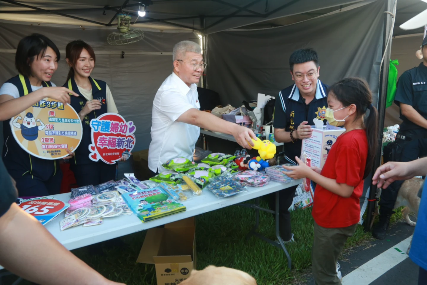 新北市警局長方仰寧今天親自前往河海音樂季現場宣導法詐騙。翻攝畫面