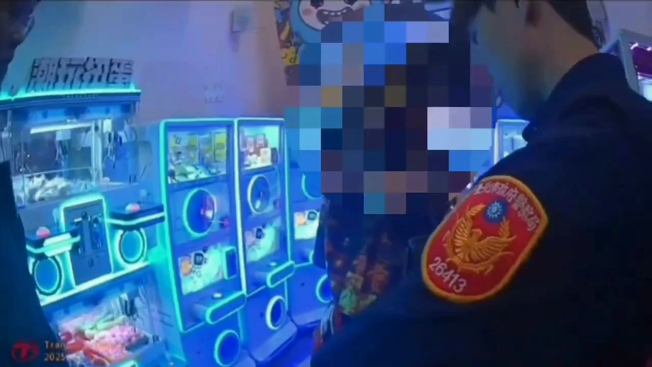 警方帶回美籍男子法辦。翻攝畫面