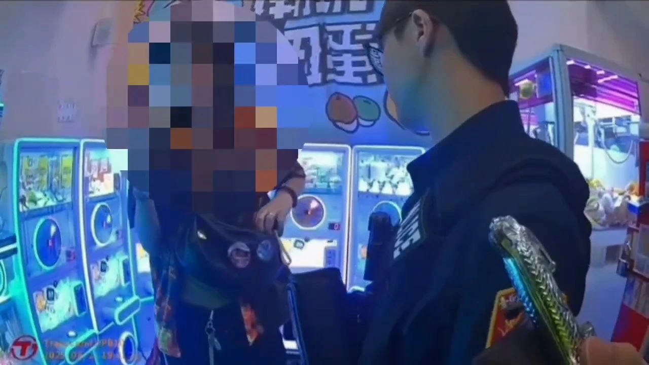 美國籍男子昨天酒後失控,手持塑膠刀,在士林一間服飾店揮舞。翻攝畫面