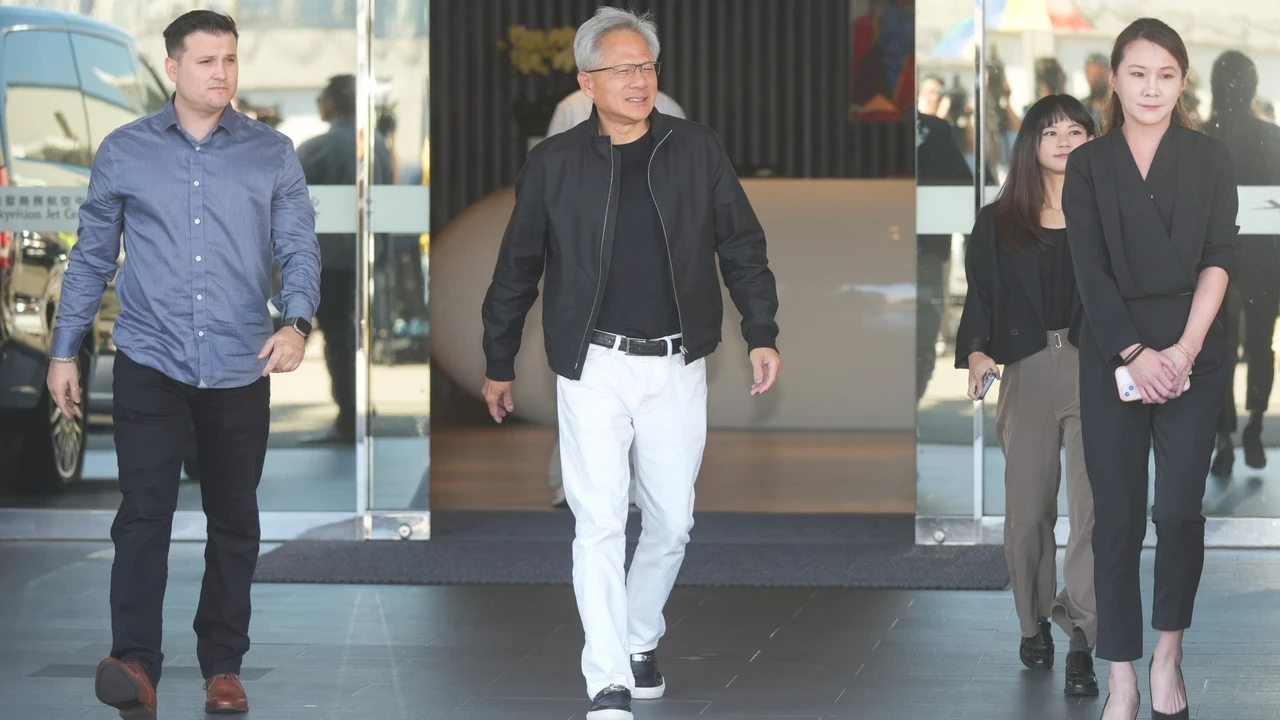 輝達本週四將公布財報,圖為執行長黃仁勳上周抵台畫面。李柏毅攝