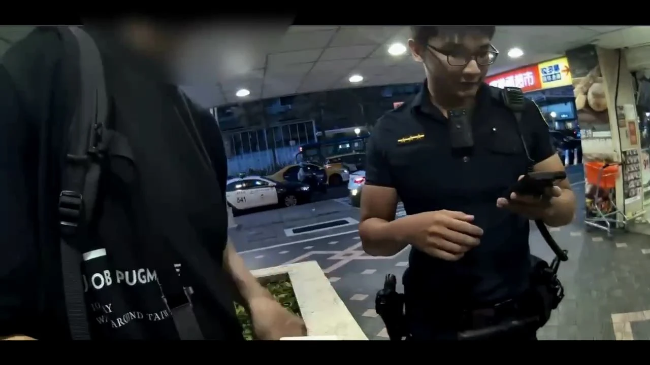 警方告知被通緝。翻攝畫面