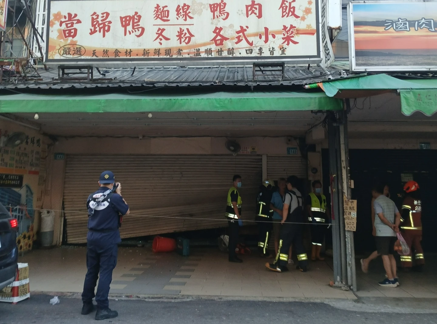 新北市連鎖當歸鴨店,本月初遭人潑漆,今天凌晨再度被人開車衝撞,起因疑與少東欠債有關。翻攝畫面