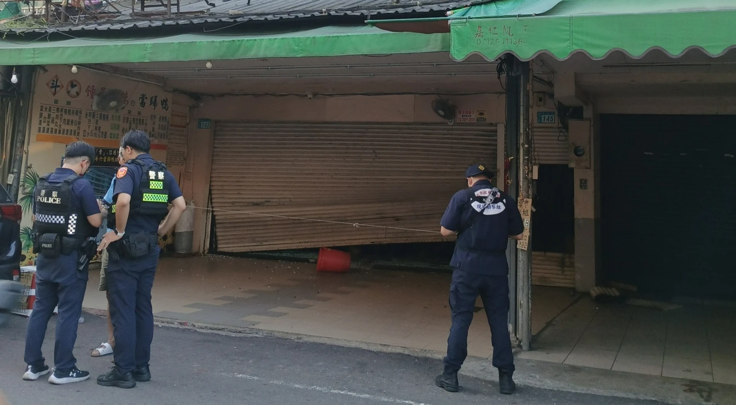 新北市連鎖當歸鴨店,本月初遭人潑漆,今天凌晨再度被人開車衝撞,起因疑與少東欠債有關。翻攝畫面