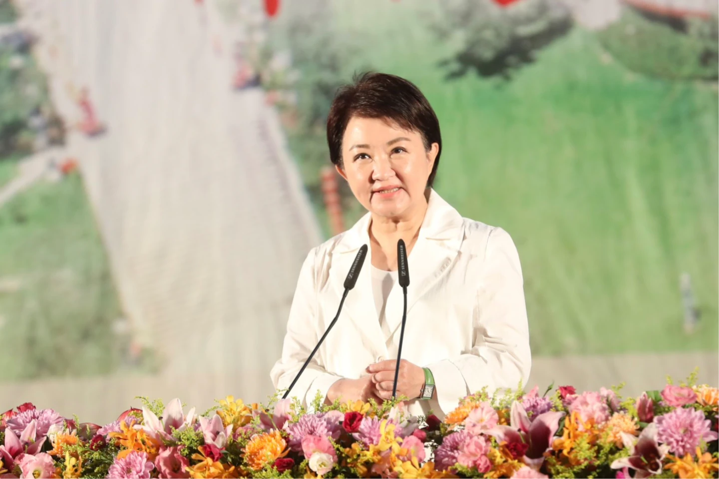 盧秀燕上午出席易經大學結業典禮時,對於參選黨主席閉口不談。市府提供