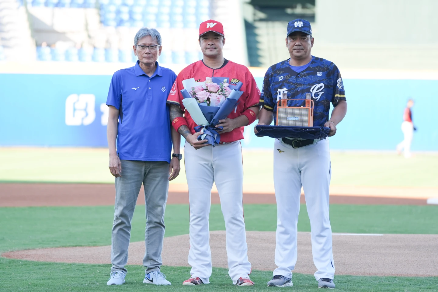 富邦悍將送上行動卡拉OK給即將引退的味全龍「大師兄」林智勝(中),由副領隊郭泰源(左)、總教練陳金鋒(右)代為致贈。富邦悍將提供