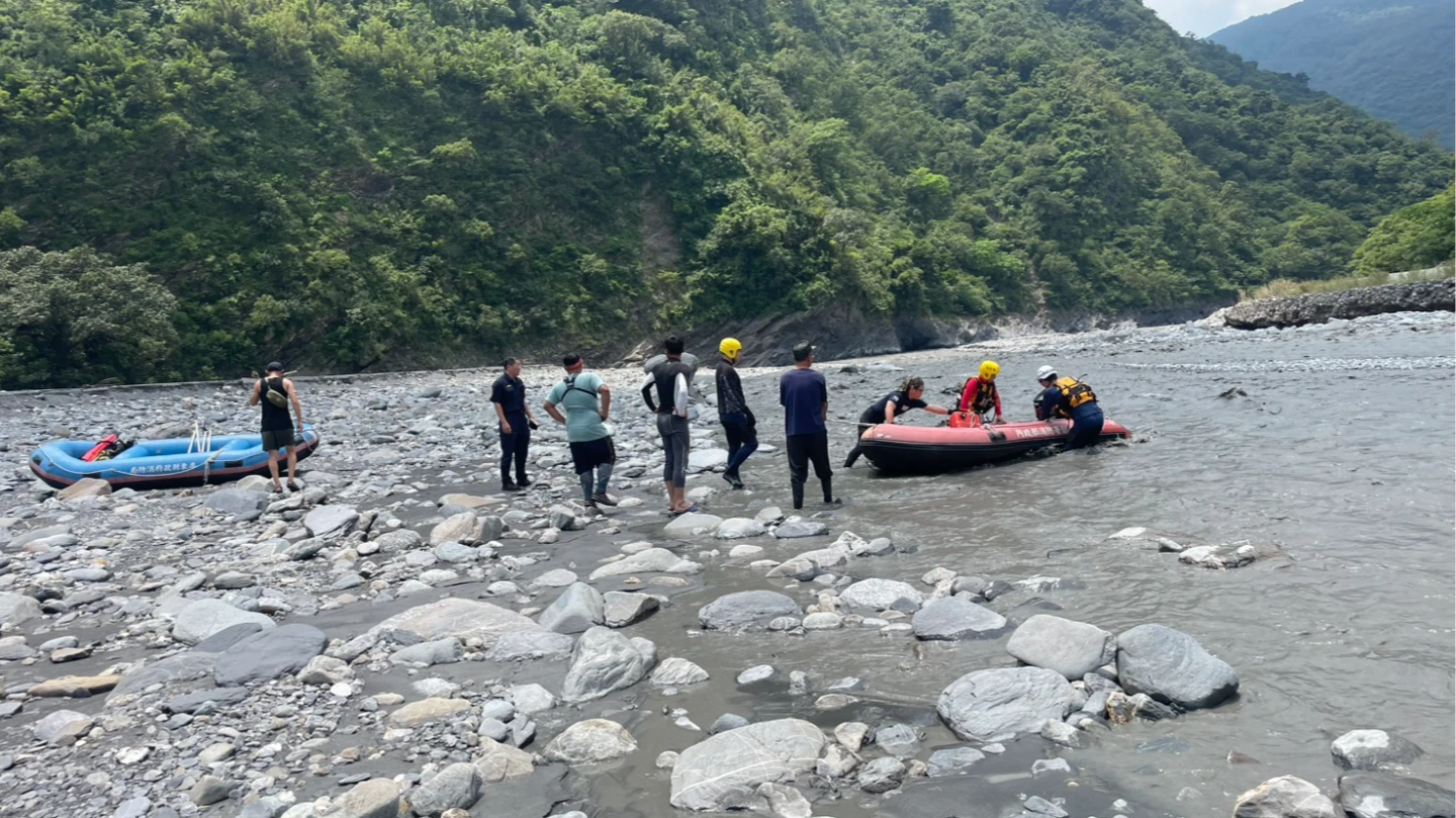 搜救人員今天中午在谷川大橋集結,準備下艇前往4男3女共7名民眾受困地點。民眾提供