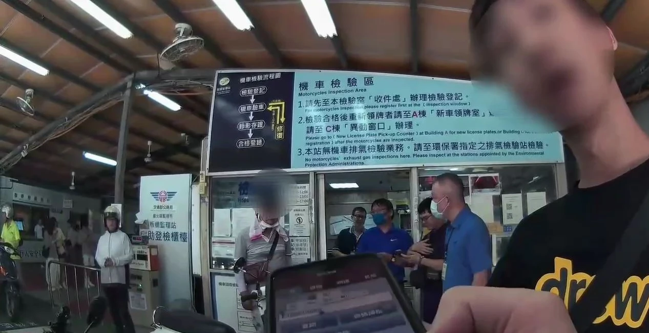 新北18歲男子不滿驗車沒過,與檢理站查驗人員爆發口角。翻攝畫面