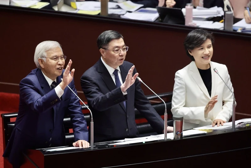 行政院長卓榮泰(中)、副院長鄭麗君(右)、中央銀行總裁楊金龍(左)25日在立法院答詢時,一同否認匯率急升與台美關稅談判有關係。中央社
