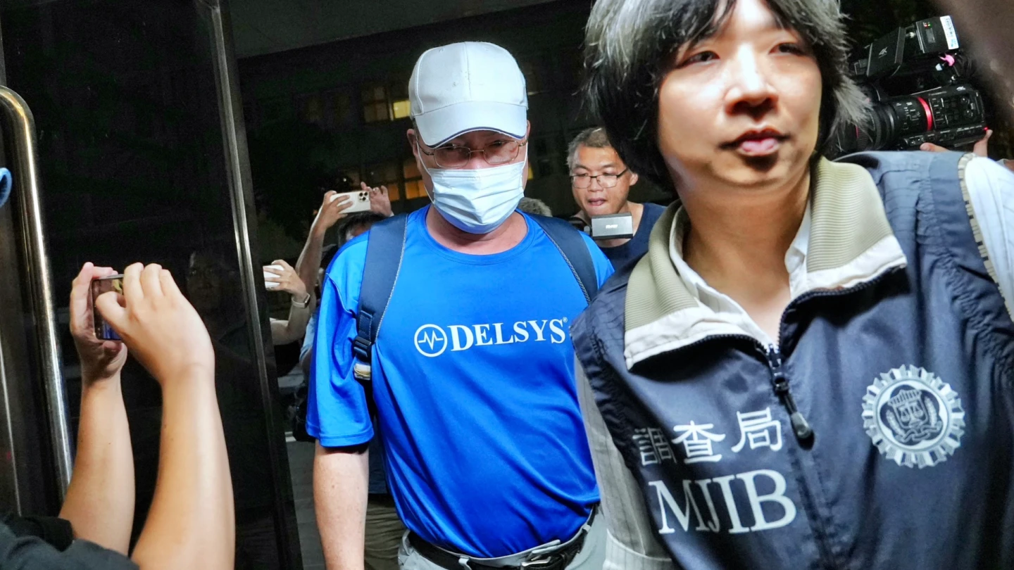 台師大教授陳忠慶(中)25日晚間被以證人身份移送北檢複訊。林林攝