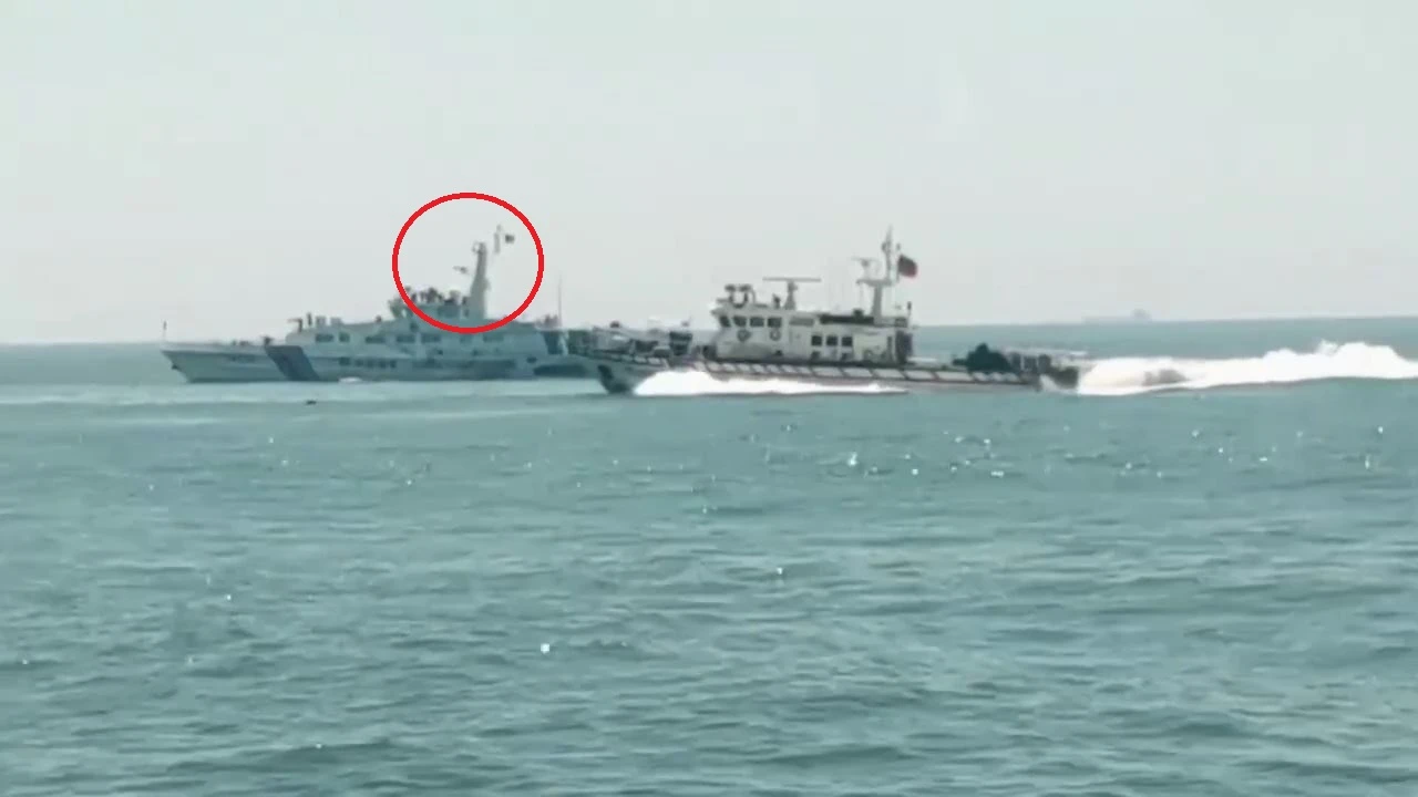 海巡署船艇驅離中國大陸海警船。海巡署提供