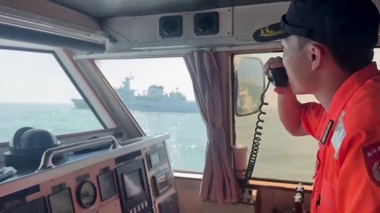 海巡人員廣播驅離中國大陸海警船。海巡署提供