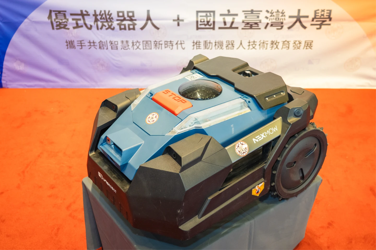 智慧割草機器人約28公斤,充電3小時左右的作業時間最長約4小時。台大提供