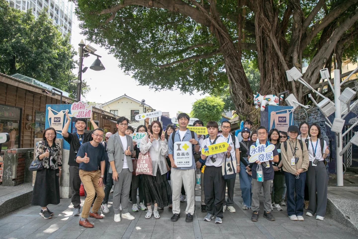 嘉義市政府智慧科技處處長楊張建南率隊前往台南藍晒圖等處參訪。嘉義市政府提供