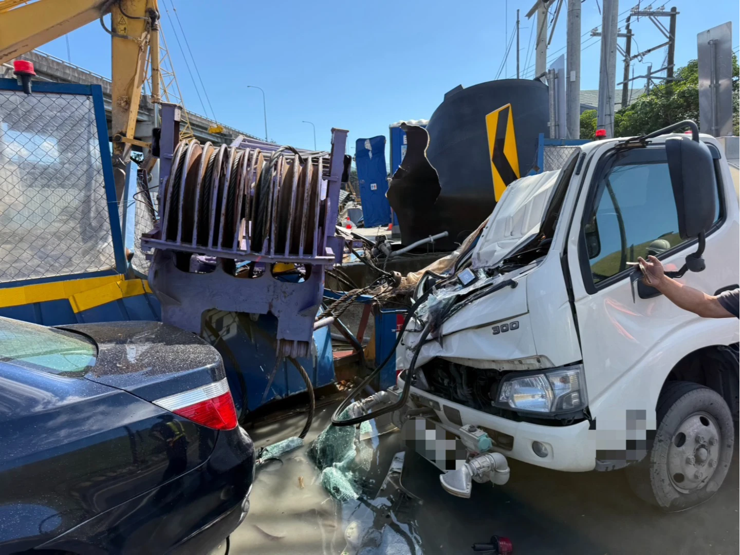 意外現場壓毀兩車。翻攝畫面