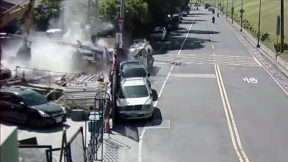 吊車翻覆吊臂砸損兩車。翻攝畫面
