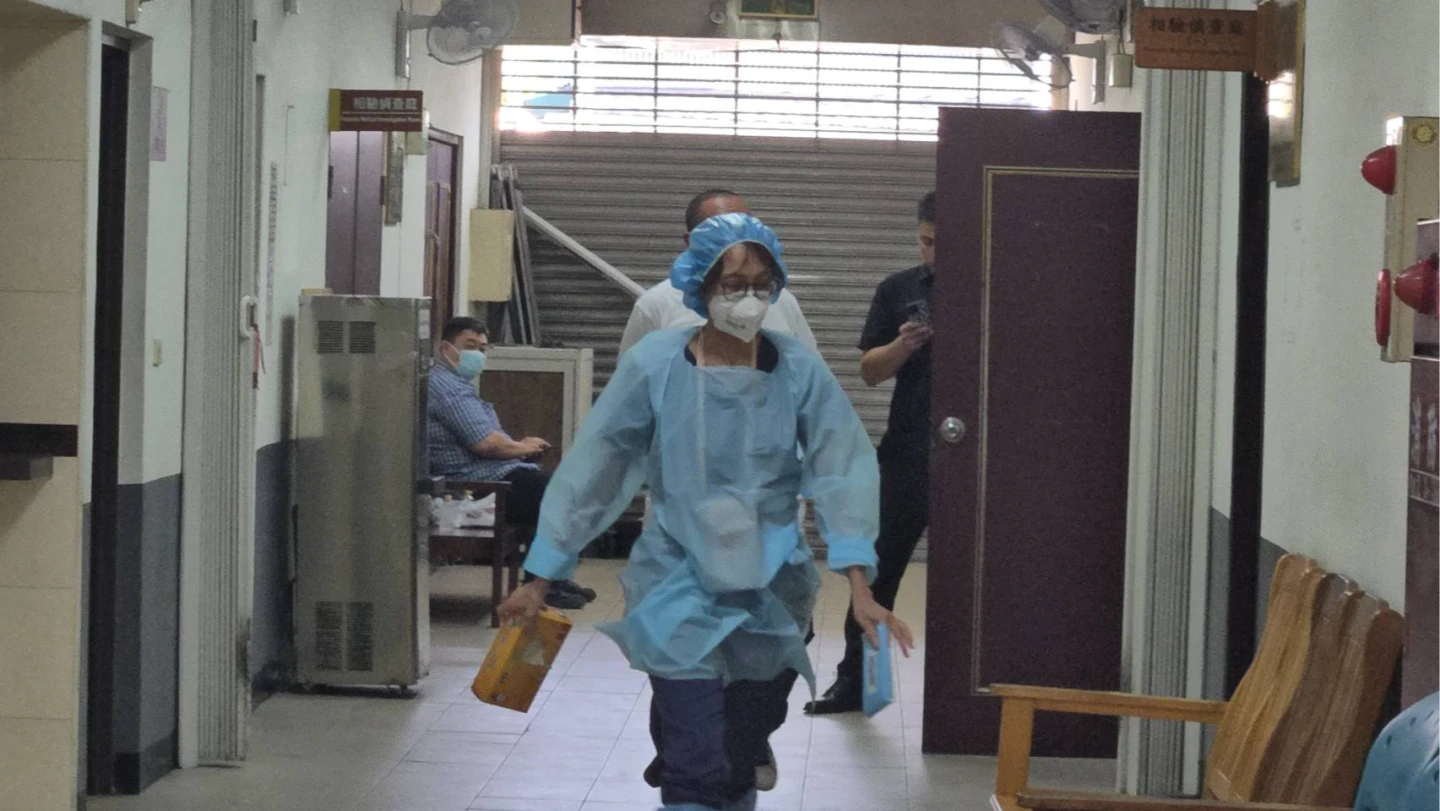 檢警今天會同法醫在高雄市殯儀館,複驗被害人羅姓男子的遺體。王勇超攝