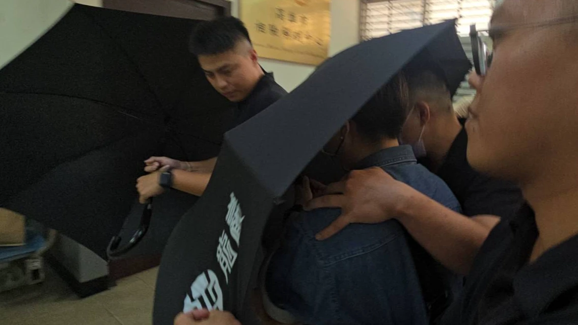 羅姓男子的家屬今天下午在禮儀公司人員撐傘護送下,來到高雄市立殯儀館協助檢警複驗。王勇超攝