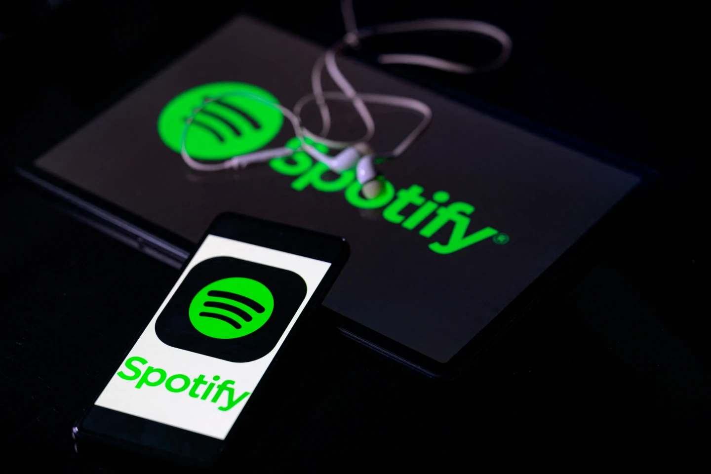 圖為手機螢幕顯示Spotify的播放圖標。法新社