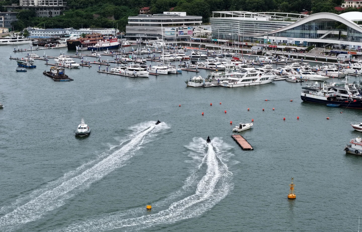 颱風「劍魚」8月25日預計下午將自越南東部海岸登陸,在暴風圈範圍的中國海南省三亞市碼頭,23日也陸續有遊艇靠港。法新社