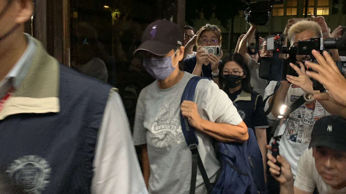 周台英25日深夜被移送北檢複訊。丁牧群攝
