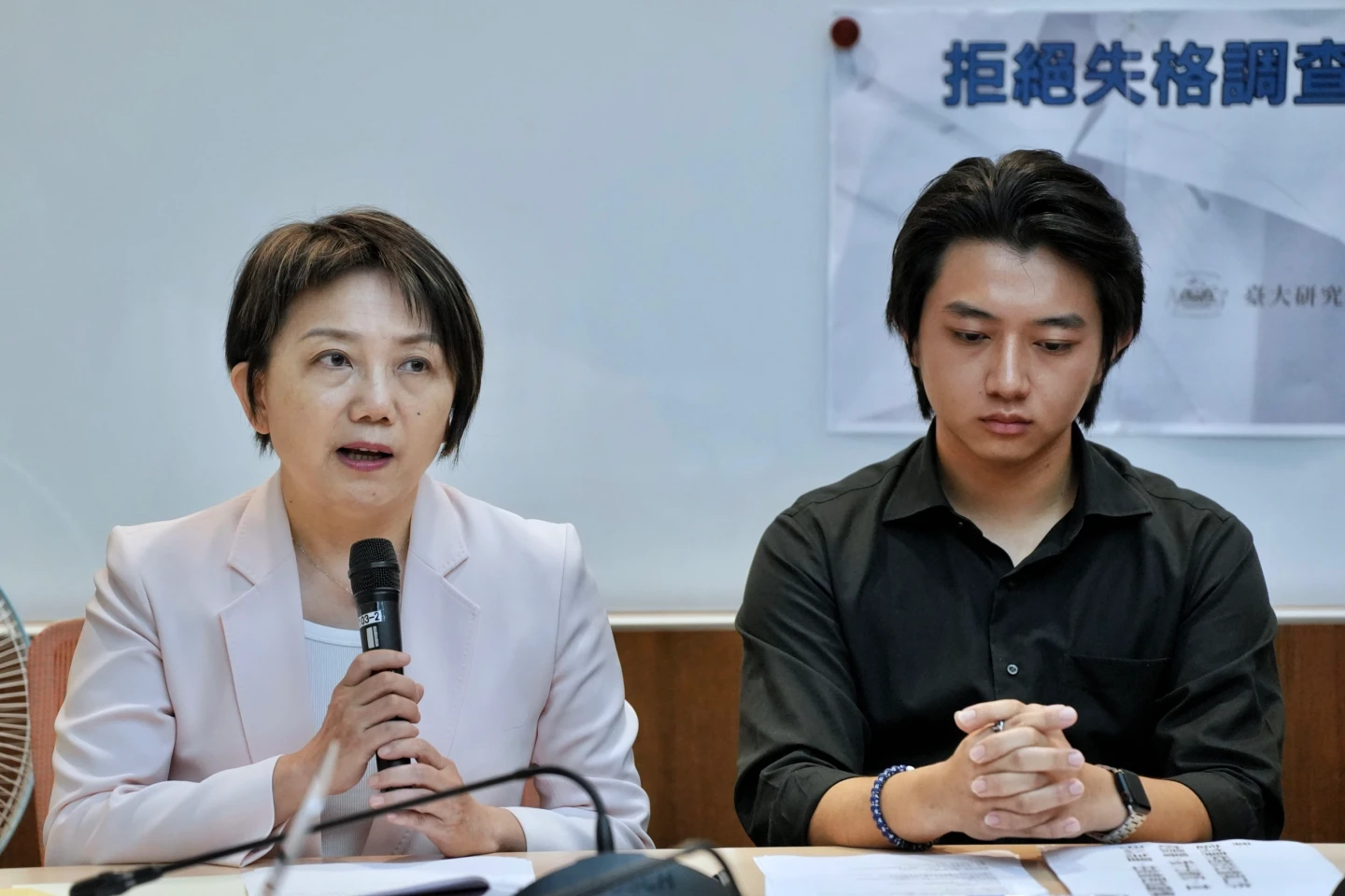 立委范雲(左)要求教育部,應妥善釐清並說明、回應。林林攝