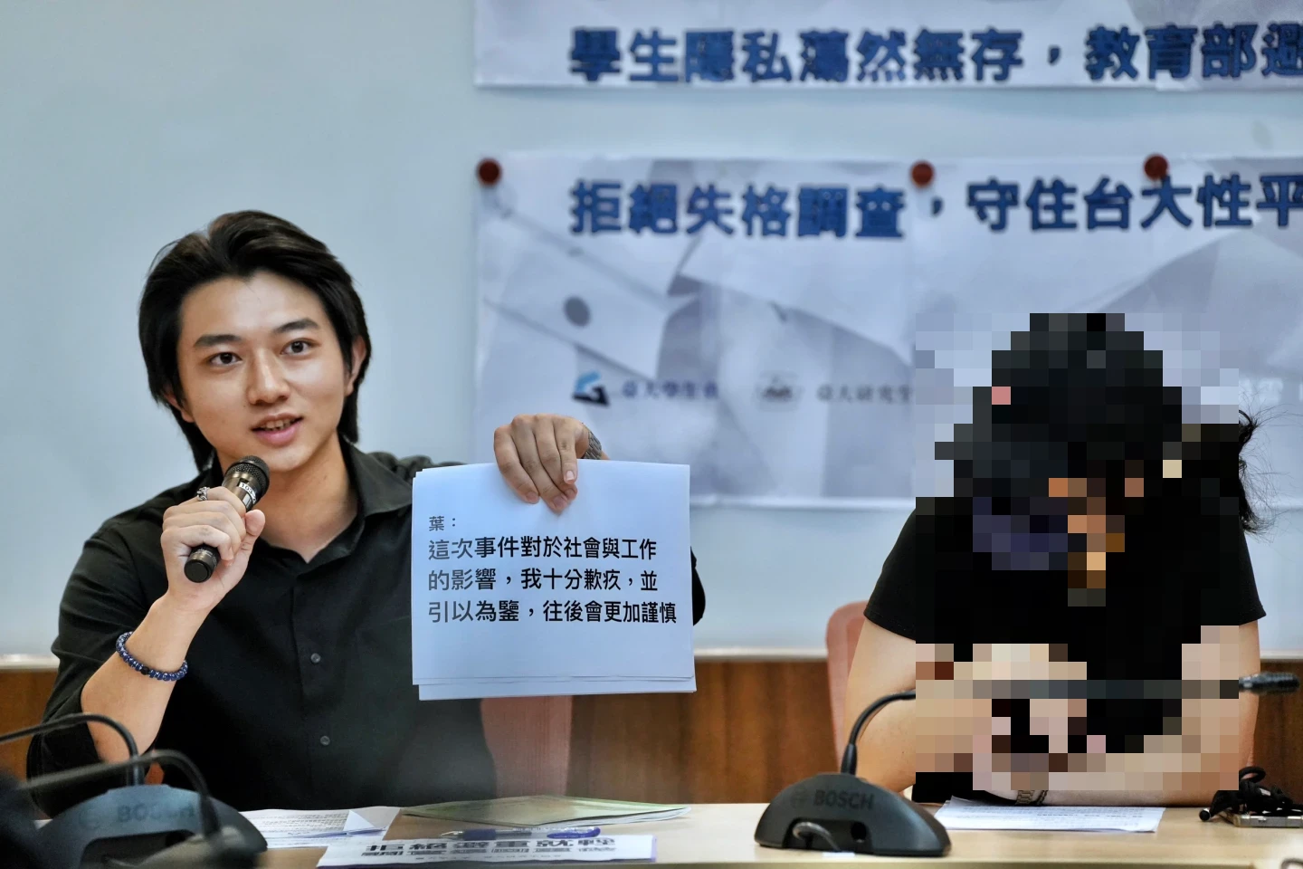 台大學生會長陳柏承(左)說,葉丙成的聲明不是道歉,而是在沽名釣譽。林林攝