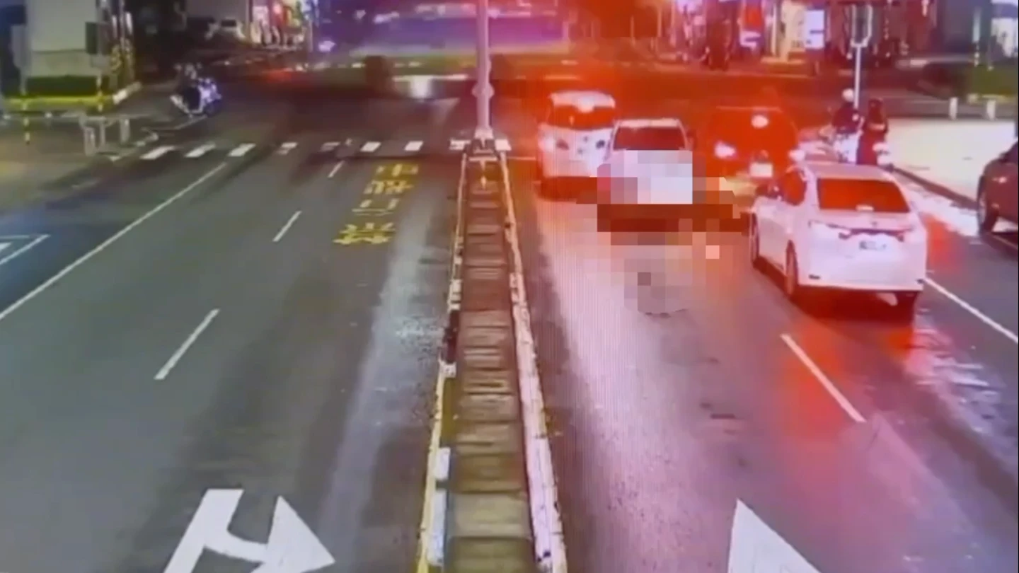 一輛銀色賓士車7月31日晚間9時許,在高雄市左營區華夏路、大中路口,衝撞前方兩輛停等紅燈的汽車後逃逸。警方追查發現賓士車是權利車。民眾提供