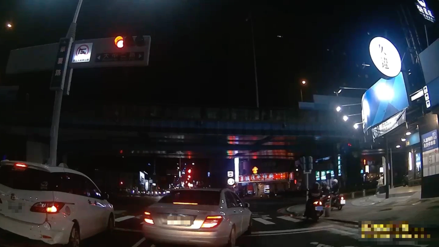 機車騎士發現肇事賓士車無故衝撞前方車輛,擔心遭波及,連忙騎上人行道躲避。民眾提供