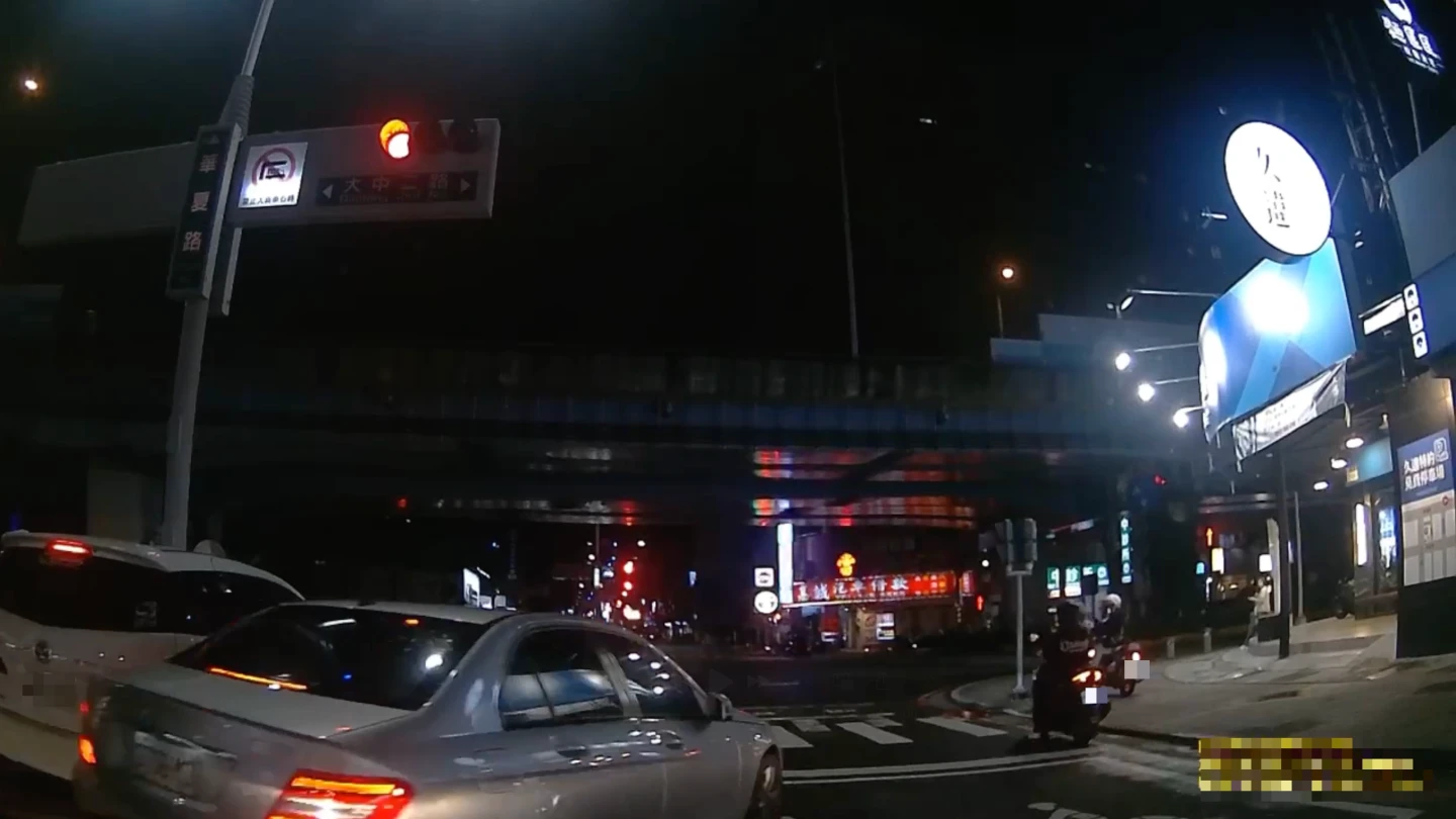 7月底有歹徒駕駛銀色賓士車,在左營區華夏路、大中路口,衝撞兩輛停等紅燈的車輛,嚇得機車騎士連忙騎上人行道躲避。民眾提供