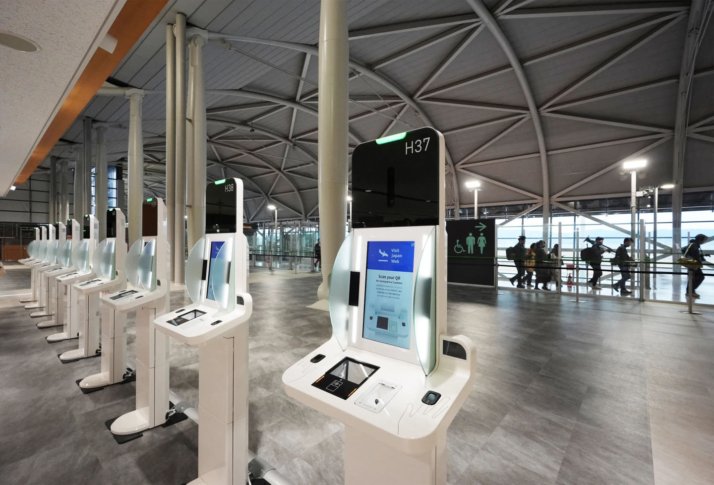 日本九州福岡機場今年底前將加裝自助通關機,盼能加快消化入境旅客。圖為大阪關西機場第1航廈的同款機器。法新社