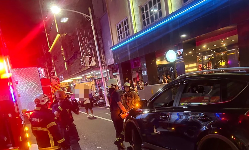 警消到場時發現丁姓男子卡在車底,連忙將他拉出送醫搶救。民眾提供